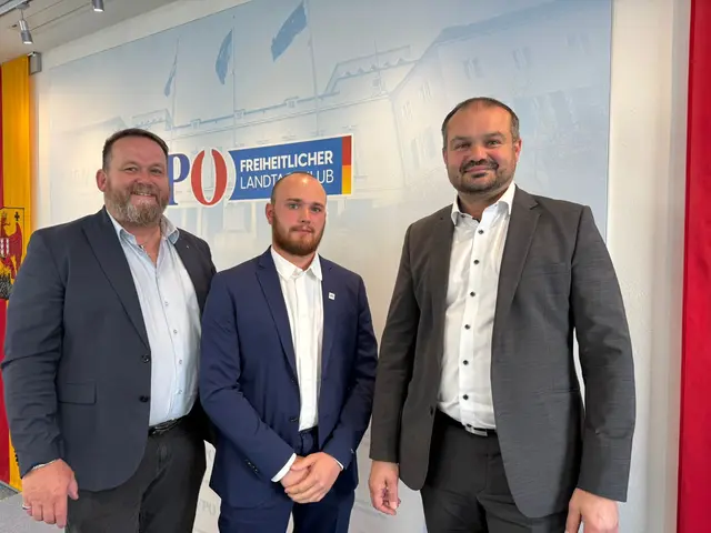 Mario Hofer (FPÖ-Bezirks-Jugendbeauftragter), Niklas Rotter (Obmann Freie Jugend) und Landtagsabgeordneter Markus Wiesler (FPÖ-Bezirksobmann) | Foto: FPÖ