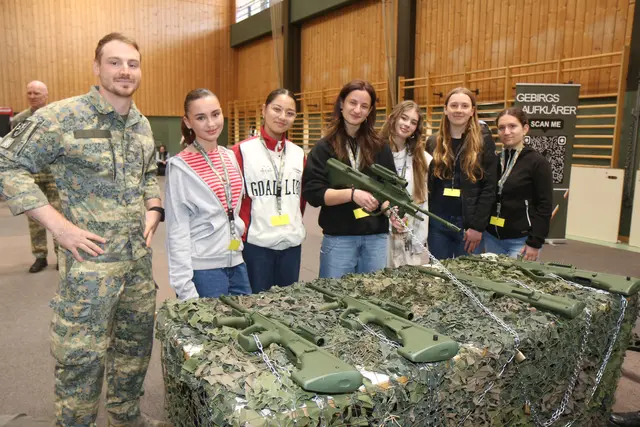 Girls aus Schwaz und aus dem Zillertal wurden von StbWm Manuel Troger aus Stans über die Waffenkunde bestens informiert.