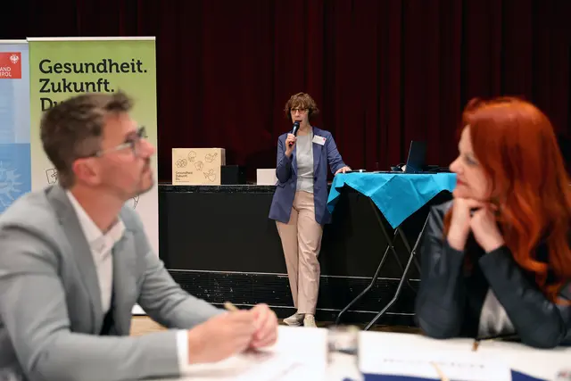 Martina Steiner, Geschäftsführerin POJAT, gewährte Einblicke in die Lebenswelten der 12- bis 20-jährigen TirolerInnen. Gesundheitslandesrätin Cornelia Hagele und Bgm. Christian Härting folgten den Ausführungen aufmerksam. | Foto: MGT/Pichler