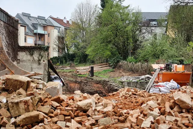 Klavier "gerettet": Baustelle mit musikalischer Untermalung?  | Foto: Reischl