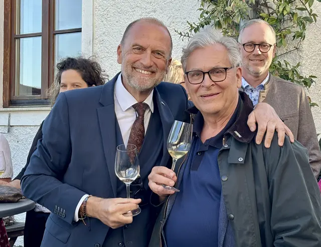 Bernhard Lackner und Johann Wannasek (NÖ Versicherung) am Weingut Netzl | Foto: MeinBezirk/Birgit Bachhofner
