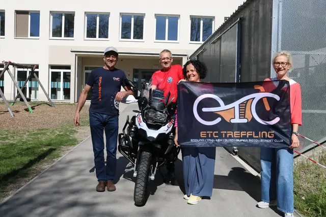 Die Motorradclubs spenden für ein Projekt der Mittelschule. | Foto: Josef Kolberger