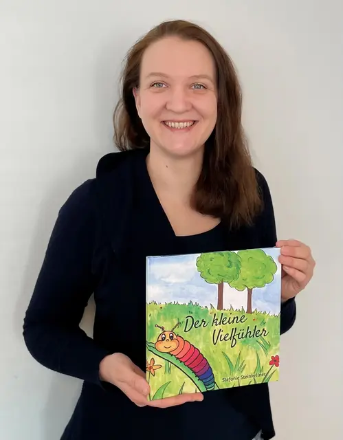 Die Autorin Stefanie Steinkellner lebt mit ihrem Mann und den drei gemeinsamen Kindern in Hof am Leithaberge. | Foto: Marktgemeinde Hof am Leithaberge