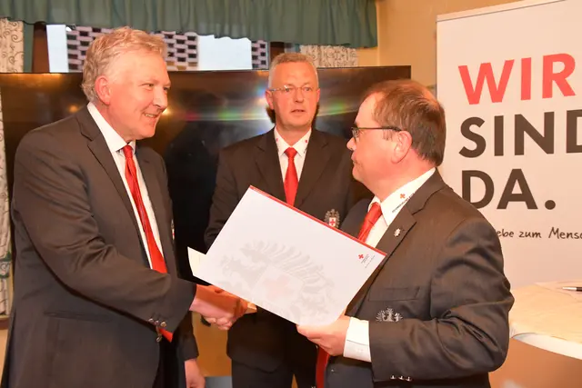 Bgm. Thomas Kalcher (links) wurde einstimmig wie alle weiteren Funktionäre zum Bezirksstellenleiter wiedergewählt, Landesfinanzreferent Gerhard Reithofer überreicht die Urkunde, in Bildmittel Bez. Rettungskommandant Hubert Bacher. | Foto: Anita Galler