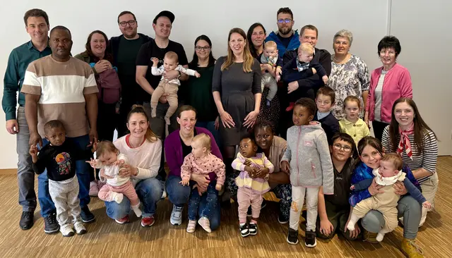 Beim Willkommensfest im Gemeindeamt: Die Familien Ehimama, Mandusic, Temper, Sekot, Buschta-Naydenova, Ebner, Trescher und Fahrafellner mit Stadträtin Patricia Rauscher, den Gemeinderätinnen Helga Krickl, Maria Weissenböck und Anna-Sophie Buxhofer sowie Bürgermeister Manuel Aichberger. | Foto: Stadtgemeinde Lilienfeld