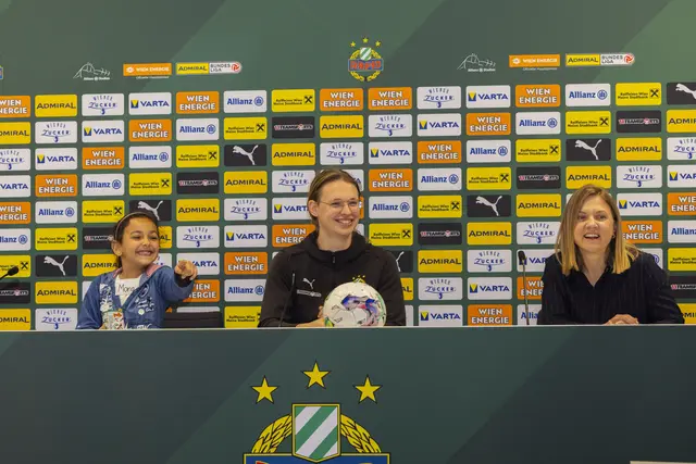 Früh übt sich. Zahlreiche Volksschülerinnen blickten hinter die Kulissen des SK Rapid. Auch ein "meet &amp; greet" mit Torhüterin Kayleigh van Niehoff (m) und Geschäftsführerin Daniela Bauer. | Foto: Chaluk