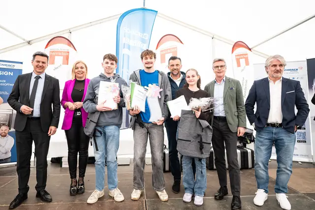 Daniel Fellner mit Ehrengästen und den Platzierten der Plätze 1 bis 3 in der Kategorie Elektrotechnik, Anlagen- und Betriebstechnik. | Foto: LPD Kärnten /Varh
