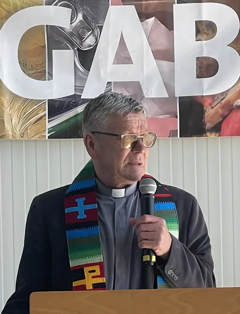 Pfarrer Adam Konopka sprach einen Segen.  | Foto: GABL