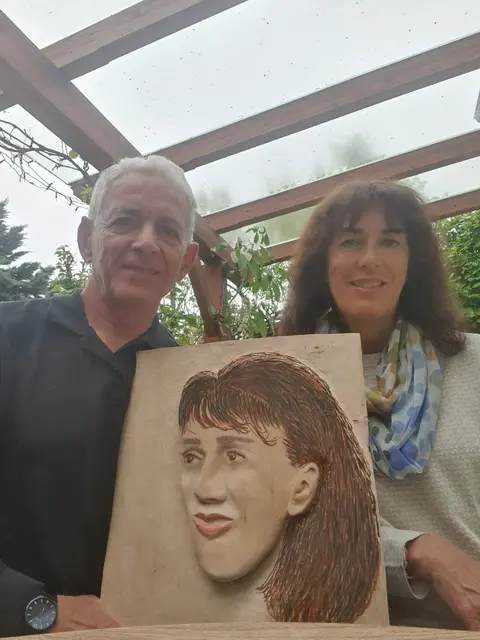 sinan portraitierte seine sportliche Frau in Holz