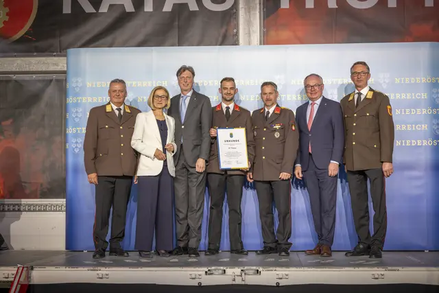 Eine Jubiläumsurkunden zum 125-jährigen Jubiläum erhielt die Feuerwehr Theras (Marktgemeinde Sigmundsherberg). | Foto: Matthias Fischer, NÖ LFK
