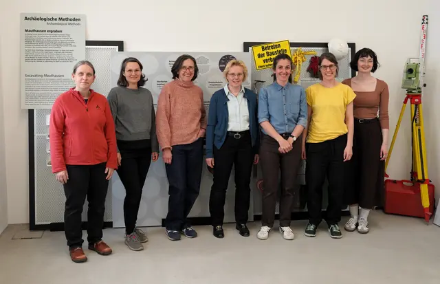 Archäologische Frauenpower: Die Ausstellungsmacherinnen v.l. Yvonne Burger, Sabrina Kern, Betttina Dräxler, Claudia Theune, Natalie Soursos, Nora Pierer und Silke Umdasch. | Foto: mauthausen memorial