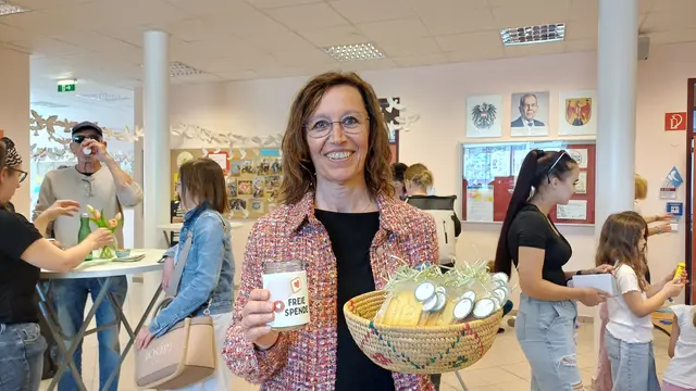 Irmgard Meidl engagiert sich mit dem Elternverein um die zukünftigen Lesewaben.  | Foto: MeinBezirk / Julia Lirsch