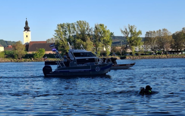 Wasserrettung und Taucher zwischen Mautern und Stein. | Foto: DOKU NÖ
