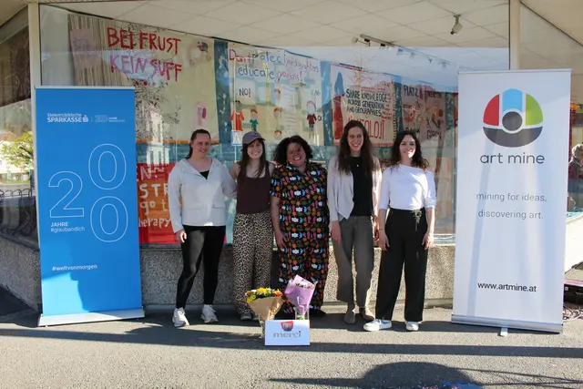 v.li: Karin Riedl (Vorstand Art Mine), die Künstlerinnen Ren Aldridge und Naya Castillo, Stefanie Novi (Firma Pacher) und Maeve Doyle (Art Mine) bei der Eröffnung der ersten Pop-up Galerie in Trofaiach | Foto: Helga Gößwellner