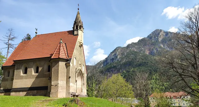Die Kapelle steht auf einem kleinen Hügel, der Berg im Hintergrund ist der Mittagstein... | Foto: I.Wozonig 