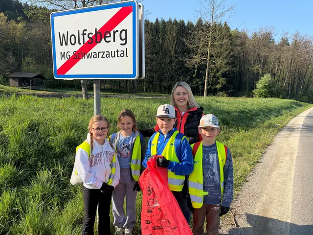 Beim Frühjahrsputz 2026 in der Marktgemeinde Schwarzautal packten zahlreiche Helferinnen und Helfer tatkräftig an, um Straßenränder und Grünflächen von Müll zu befreien. | Foto: Marktgemeinde