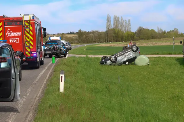 Auto landet am Dach – Drei Personen in Rottenbach verletzt