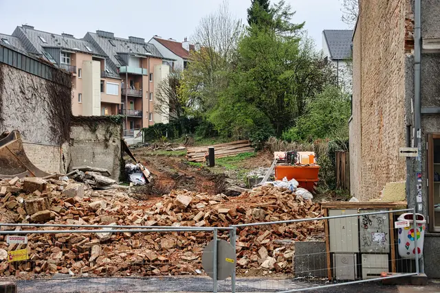 Klavier "gerettet": Baustelle mit musikalischer Untermalung?  | Foto: Reischl