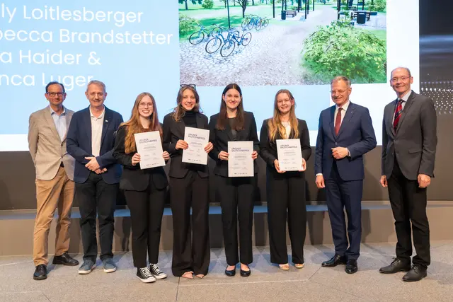 1. Platz Tiefbau (v. l.): Bauinnungsmeister Wolfgang Holzhaider, Christoph Peherstorfer (Vertreter der Ingenieure, ZT-Kammer), Bianca Luger, Emily Loitlesberger, Julia Haider, Rebecca Brandstetter aus Ried in der Riedmark, Landeshauptmann Thomas Stelzer, Innungsgeschäftsführer Markus Hofer. | Foto: Röbl