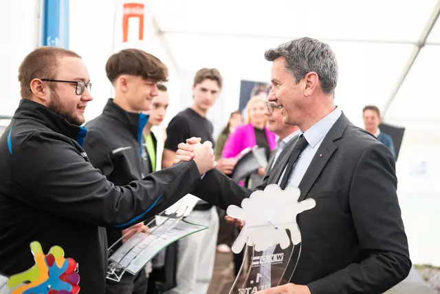 Fellner gratuliert Philipp David und Valentin Rull zum ersten Platz in der Kategorie Mechatronik.
 | Foto: LPD Kärnten /Varh