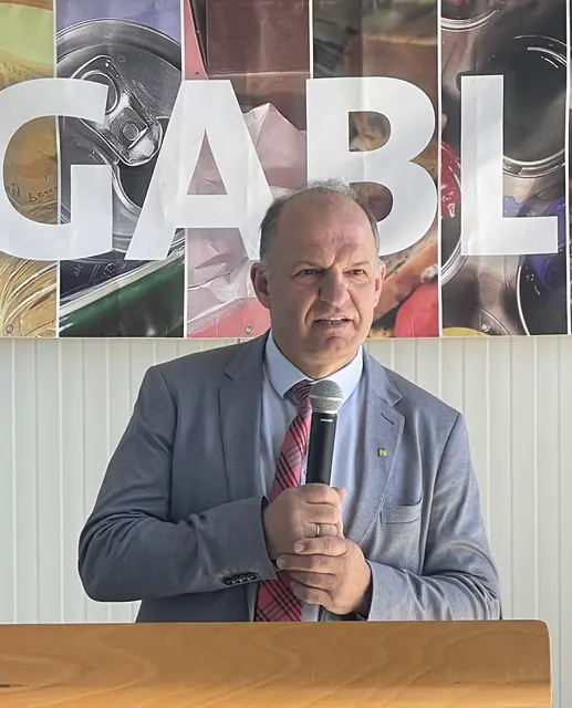 Der Höfleiner Bürgermeister Otto Auer (ÖVP) erläuterte die Beteiligung der Gemeinde am Bau.  | Foto: GABL