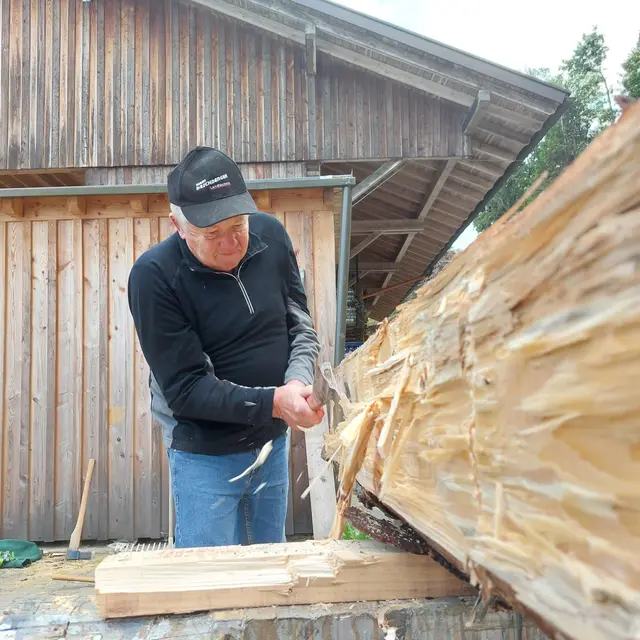 Karl Schachner, einer der ältesten Mitglieder des Zimmervereins zeigt den jungen Zimmersleuten „wo’s lang geht“. Übrigens, Schachner war jahrzehntelang bei der legendären Passauer Zimmerei von Adi Denk in der Mühltalstraße beschäftigt. | Foto: Gruber