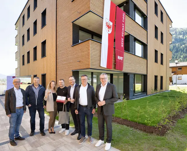 Willkommen im neuen Zuhause (v.re.): NHT-Geschäftsführer Johannes Tratter, Bürgermeister Anton Hoflacher, Landeshauptmann-Stellvertreter Philip Wohlgemuth, Gemeindevorstand Josef Leutgab und Vizebürgermeister Albert Margreiter mit den neuen Eigentümern Christina und Patrick Klingler (Bildmitte). | Foto: NHT/Karg
