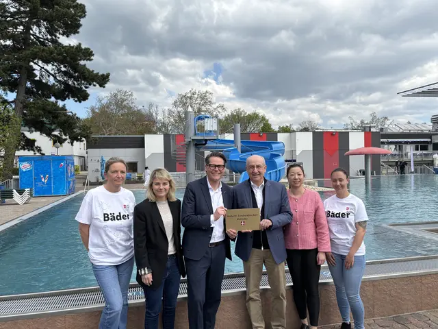 (v.l.n.r.) Bezirksvorsteherin Stefanie Lamp, Klima- und Bäderstadtrat Jürgen Czernohorszky (beide SPÖ), Bäder-Chef Hubert Teubenbacher und Gemeinderätin Jing Hu (Neos) zwischen zwei Bäder-Mitarbeiterinnen bei der Einweihung der neuen Rutsche.  | Foto: Lukas Ipirotis/MeinBezirk