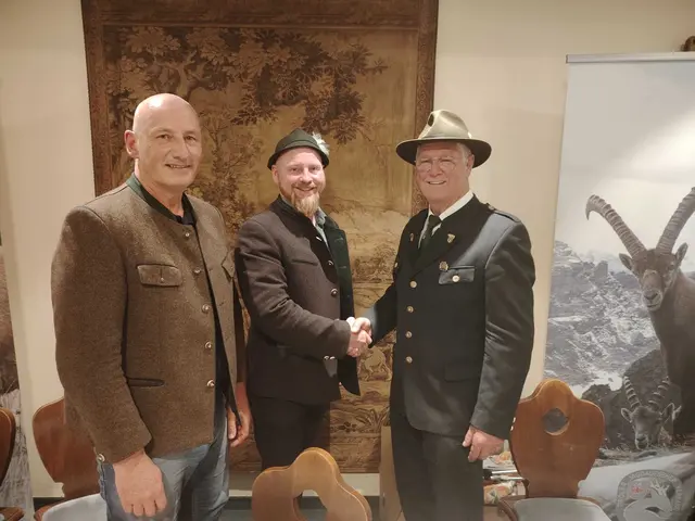 Der neue Obmann vom Außerferner Jagdaufseherverband Roland Kärle mit Vorgänger Anton Lorenz (re.) und Landesobmann Thomas Pedevilla (li.) | Foto: Filomena Ausserhofer