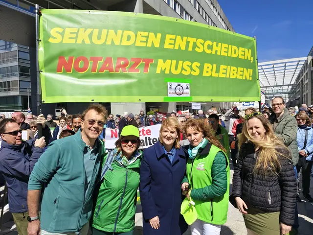 v.l.n.r.: STR Dr. Johannes Edtmayer, GR Irene Edtmayer, Landessprecherin der Grünen-NÖ Helga Krismer, Isabella Parigger, GR Sabine Zuklin-Pollany, dahinter GR Bernd Stilling | Foto: Die Grünen Klosterneuburg