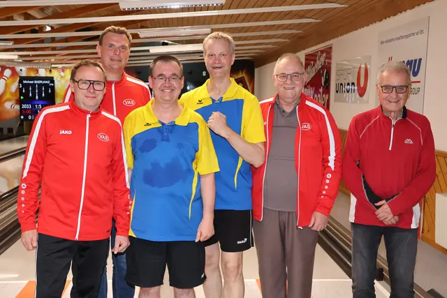 VAS Villach nach dem Meisterstück:
von links: Christian Wieltschnig, Christian Ladinig, Robert Pucher, Markus Erjautz, sowie die VAS-Urgesteine Peter Rabitsch und Werner Kleindienst sen.