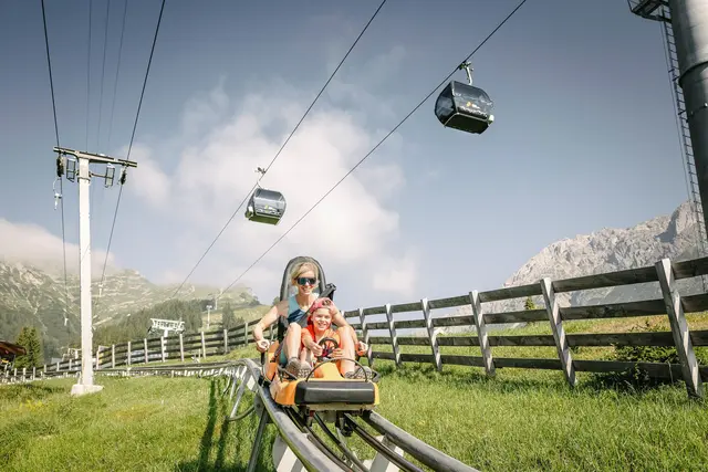 Als zentrales Erlebnisangebot steigert der Alpine Coaster die Attraktivität von Hoch-Imst und sorgt als längste Alpen-Achterbahn der Welt für eine hohe Nachfrage bei Tages- und Ausflugsgästen. | Foto: Imster Bergbahnen/Wyhlidal