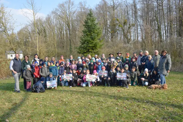 Die 3. Klassen der Volksschule Hausmening mit Stadt- und Gemeinderäten sowie dem Naturvermittler-Team | Foto: Stadt Amstetten