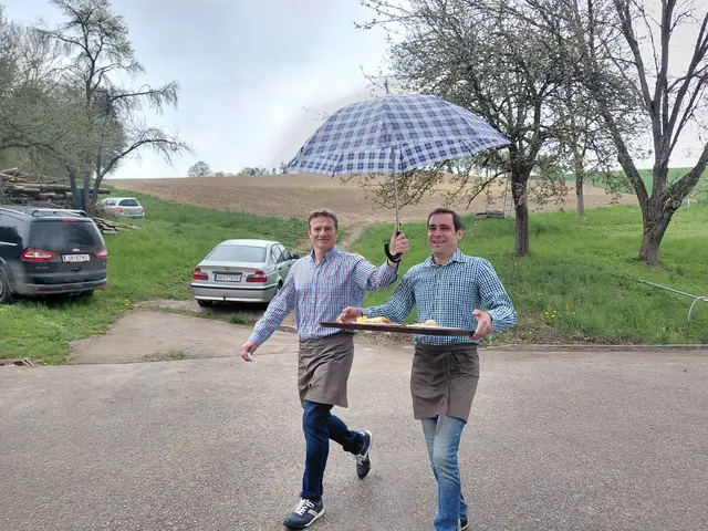 Um die Gäste im Außenbereich trocken zu bedienen, griffen die Kellner kurzerhand zu Regenschirmen. | Foto: Romana Brunnmair