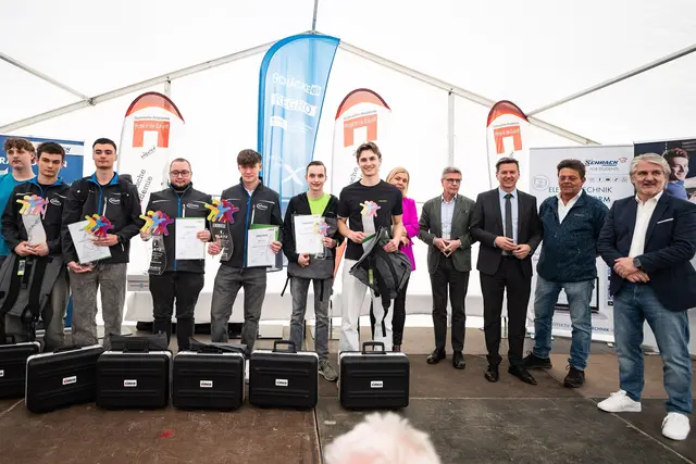 Gruppenfoto der Preisträgerinnen und Preisträger der Kategorie Mechatronik beim Landeslehrlingswettbewerb der Kärntner Industrie. | Foto: LPD Kärnten /Varh