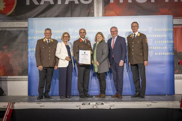 Eine Jubiläumsurkunden zum 100-jährigen Jubiläum erhielt die Feuerwehr Harth (Stadtgemeinde Geras). | Foto: Matthias Fischer, NÖ LFK