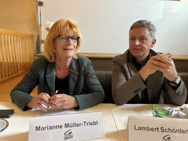 Grünen Bezirks­sprecher-Stellvertreterin Marianne Müller-Triebl und ihr Parteikollege, der steirische Mobilitätssprecher Lambert Schönleitner beim Pressegespräch in Feldbach | Foto: MeinBezirk/Gerda Sammer-Schmidt