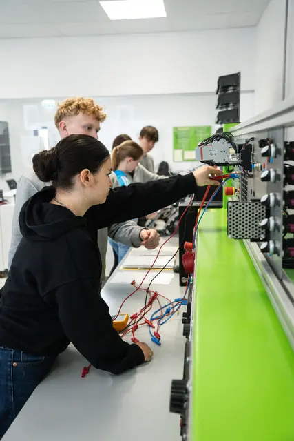 Wintersteiger ermöglichte fünf Mädchen Einblick in Technikberufe