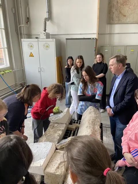 Mit Mirko-Meißel konnten die Kinder unter der fachlichen Aufsicht von Andrea Hackel selbst Hand anlegen.  | Foto: Andrea Böhm