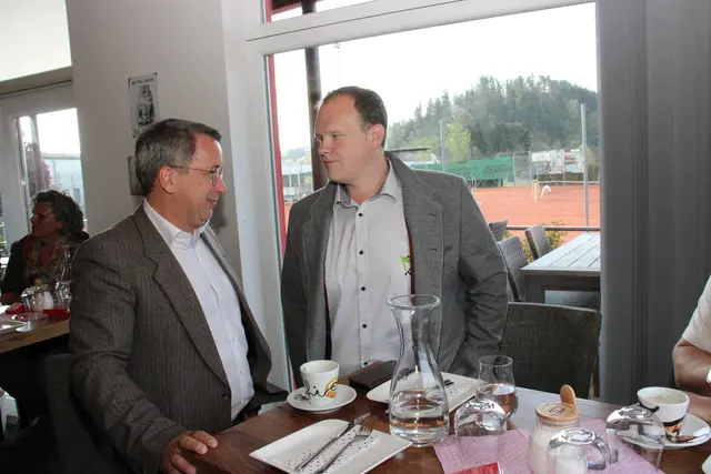Auch zwei Bürgermeister, hier Johannes Schmid (l.) waren beim Treffen dabei. | Foto: Cescutti