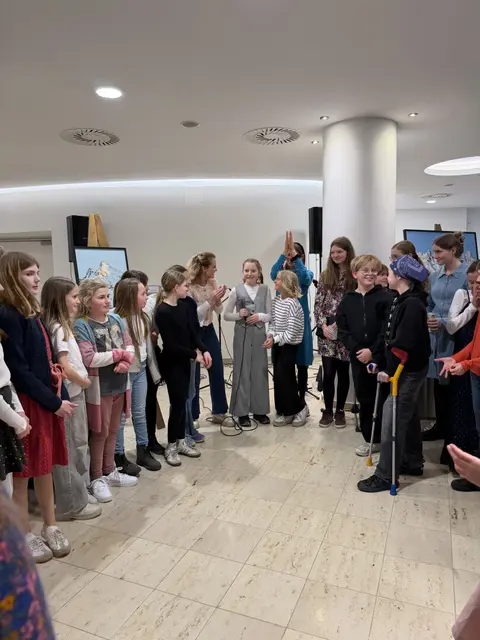 Schülerinnen und Schüler 1a, 2a mit der Künstlerin bei der Vernissage in Congress Saalfelden. | Foto: BG/Sport-RG Saalfelden