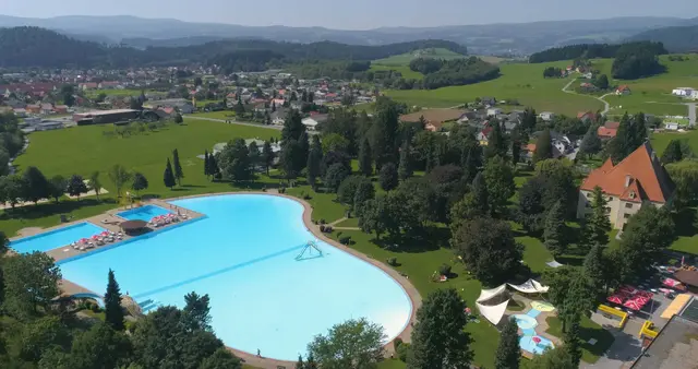 Das Bärnbacher Schlossbad zählt zu den schönsten Freibädern der Weststeiermark. | Foto: Rusk Video