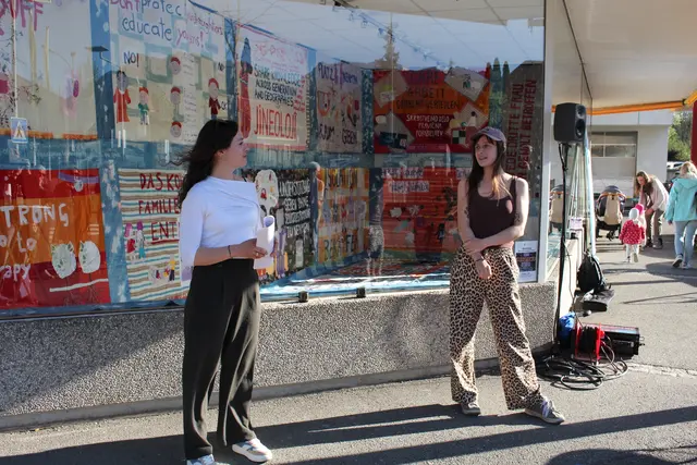 Mit dem internationalen Kunstprojekt „The Resistance Quilt Project“ der Künstlerin Ren Aldridge wurde die erste Pop-Up Galerie in der Trofaiacher Innenstadt eröffnet. | Foto: Helga Gößwellner
