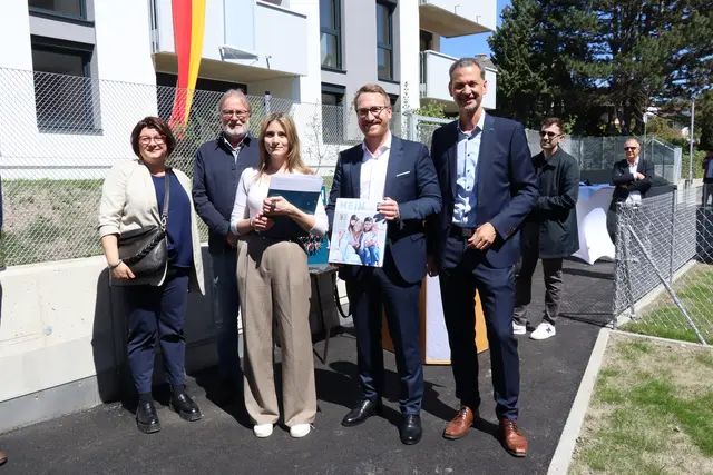 Feierliche Schlüsselübergabe: Vizebgm. Julia Schmid, Bgm. Christian Margreiter, Mieterin Anastazia Bilicova, LH Stv. Philip Wohlgemuth und TIGEWOSI-GF Edgar Gmeiner. | Foto: Kendlbacher