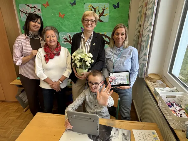 Eva Gruber (Schulleiterin Sonderschule Krieglach), Stefanie Ledolter (Sekretärin Soroptimist International Club Bruck), Eva Tomaschek (Präsidentin Soroptimist International Club Bruck) und Carina Bloder (Lifetool Graz) mit einem Schüler mit einem Sprachcomputer der Schule in der Hand.  | Foto: MeinBezirk/Angelina Koidl