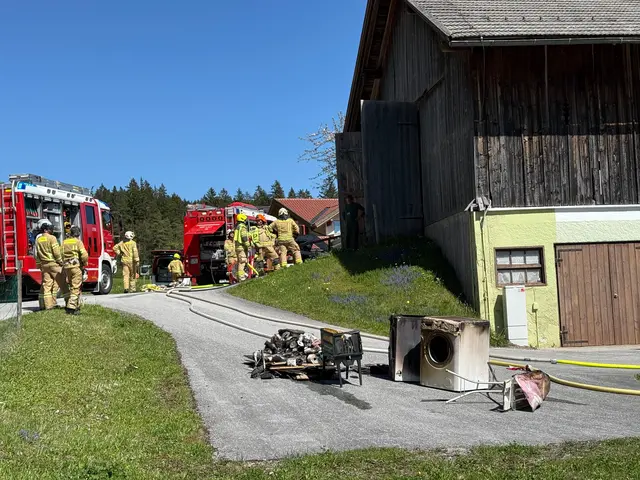 Blick auf die Einsatzstelle während der Löscharbeiten durch die Feuerwehr. | Foto: ZOOM.TIROL