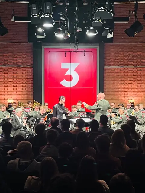 „Wege des Widerstands“ ist ein bewegendes Beispiel dafür, wie Kunst Vergangenheit erfahrbar macht – und gleichzeitig Denkanstöße für heute liefert. Ein Abend, der nachhallt. Elisabeth schlüpft dabei in mehr als zehn Rollen, und singt Lieder von Korngold, Mahler, Berg und anderen Kalibern. Hannes Apfolterer hat für diese schwierige Lied-Literatur subtile Arrangements für symphonisches Blasorchester gestaltet und dirigiert so einfühlsam.  | Foto: Elisabeth de Roo