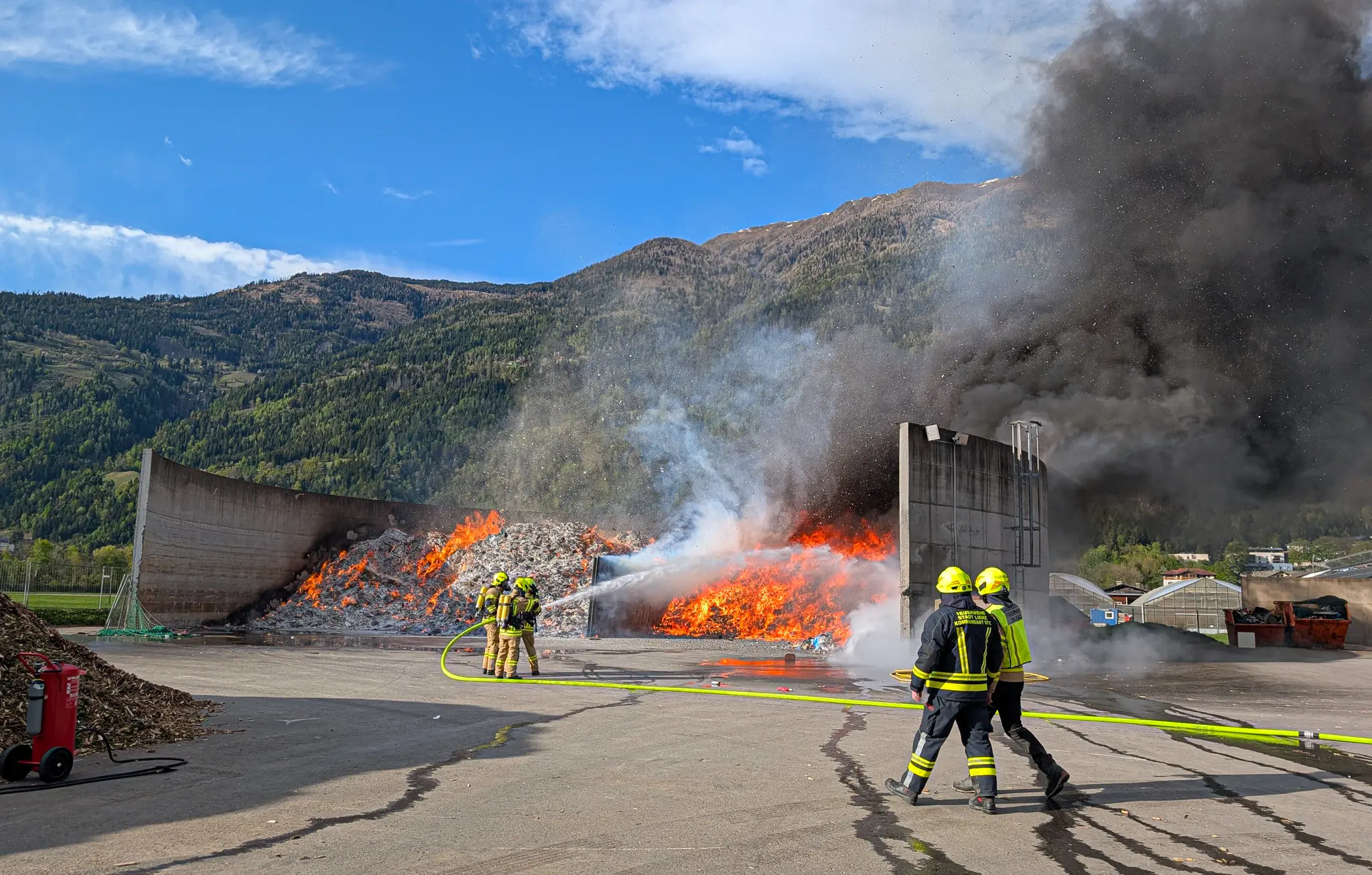 130 emergency personnel deployed: Major fire at waste disposal site in ...