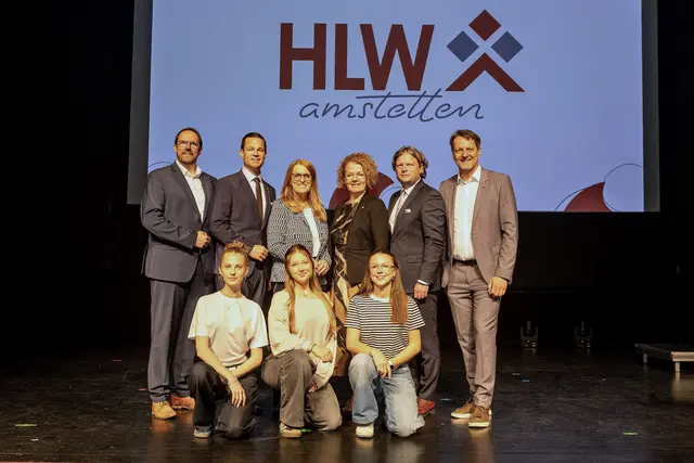 Vizebürgermeister Markus Brandstetter, Bildungsdirektor Karl Fritthum, Staatssekretärin Ulrike Königsberger-Ludwig, Bildungslandesrätin Christiane Teschl-Hofmeister, Direktor Josef Gatterbauer, Vizebürgermeister Gerhard Riegler, (vorne v.l.n.r.): Judit Sandhofer, Alma Sophia Frühwald und Leoni Schweighuber


  | Foto: mostropolis.at