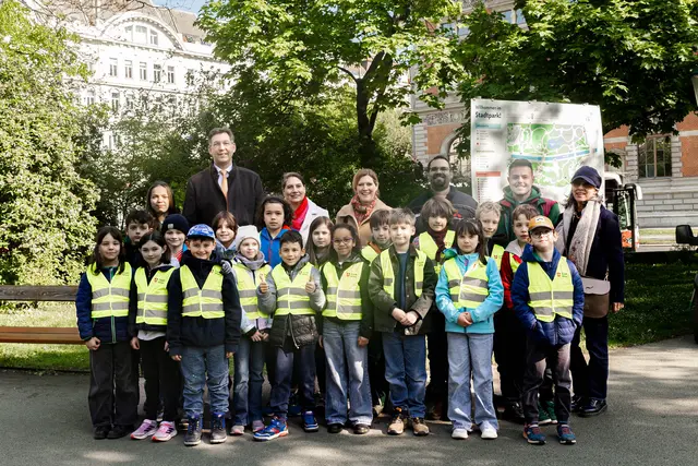 Schülerinnen und Schüler der Volksschule Stubenbastei haben den Stadtpark im Zuge einer Pflanzaktion verschönert. | Foto: Paola Komanek